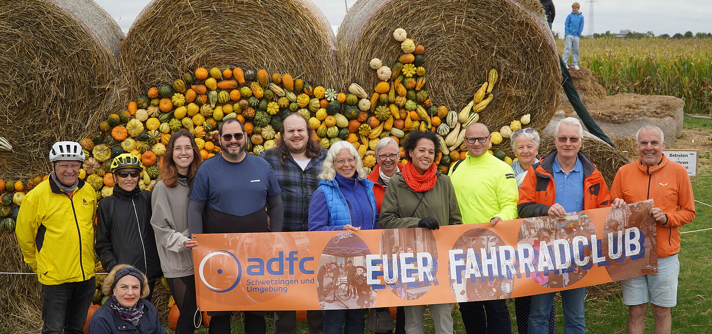 Radelgruppe vor Triceratopsbils aus Kürbissen beim Hegehof Ladenburg.