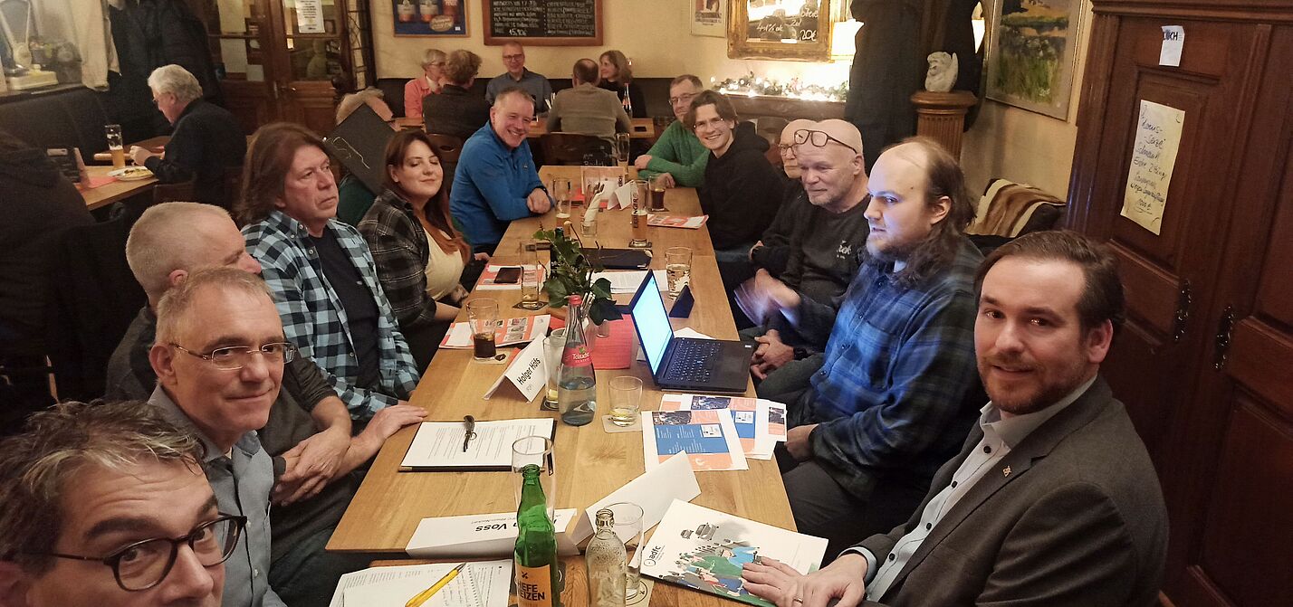 Vertreter aller wichtigen demokratischen Parteien an einen Tisch 