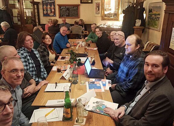 Vertreter aller wichtigen demokratischen Parteien an einen Tisch 