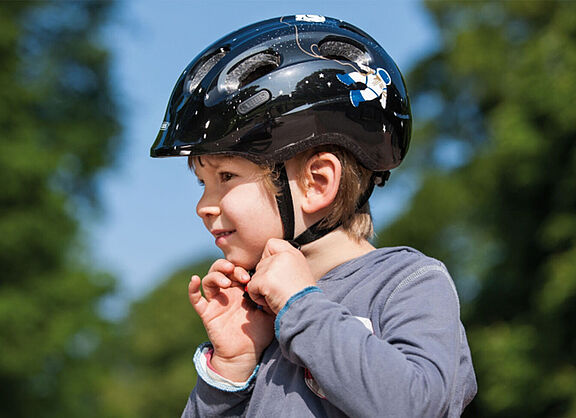 Ein Fahrradhelm muss dem Kind richtig passen und es muss wissen, wie es den Helm richtig aufsetzt und schließt. Ein Fahrradhelm muss dem Kind richtig passen und es muss wissen, wie es den Helm richtig aufsetzt und schließt.